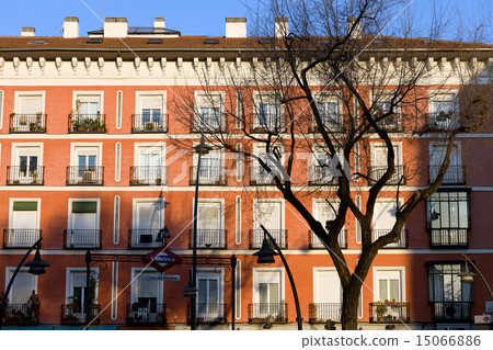 照片素材(图片): tenement house facade in madrid