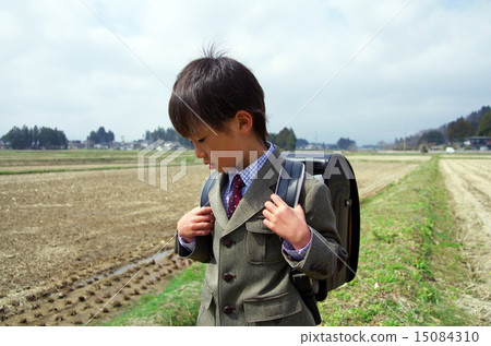 图库照片: 小学生去上学