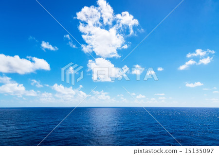 图库照片: seascape. blue sky and white cloud.