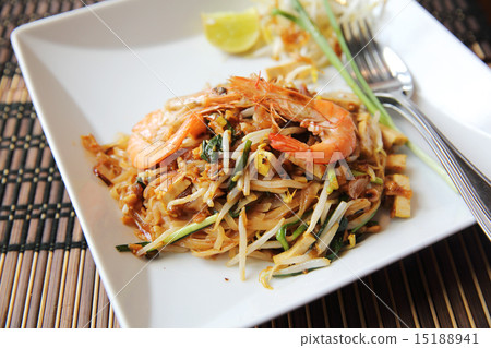 图库照片: thai food padthai fried noodle with shrimp