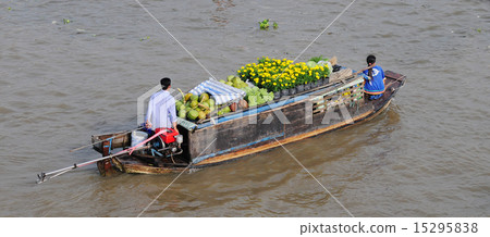 图库照片: rowing boat at floating market mekong river