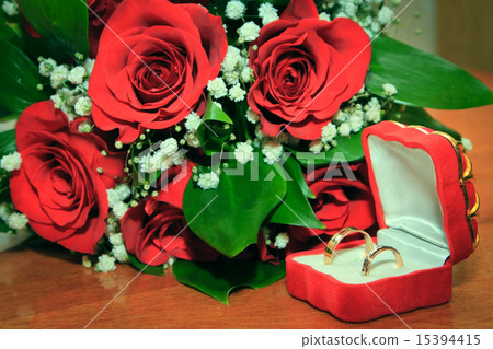 图库照片: wedding ring and red rose