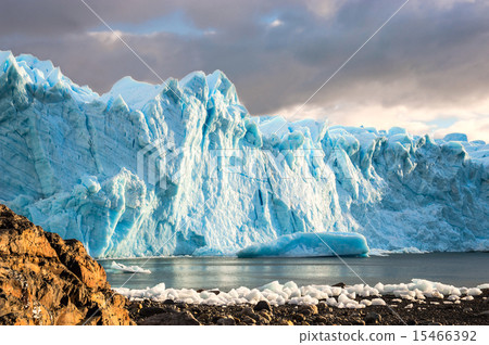 图库照片: early morning on the glacier perito moreno