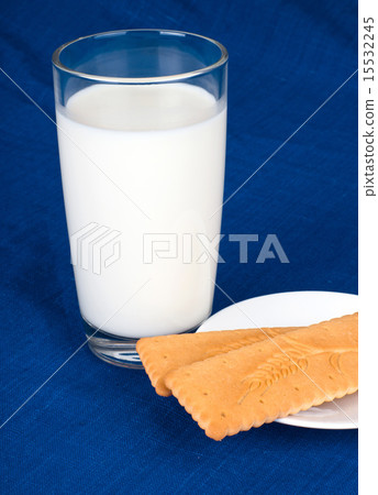 图库照片: milk with cookies