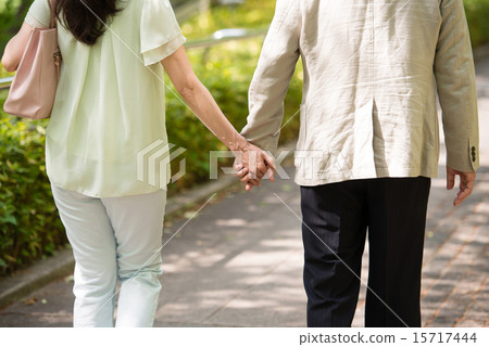 图库照片: 背影 牵手 夫妇