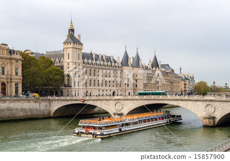 图库照片: view of conciergerie, pont au change