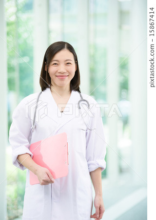 图库照片: 胸部年轻的女医生的形象