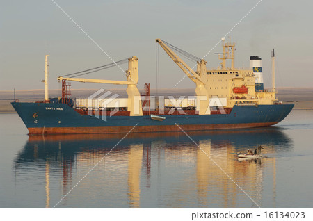 图库照片: the general cargo ship santa ines passes north