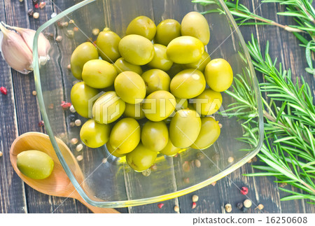 图库照片: green olives