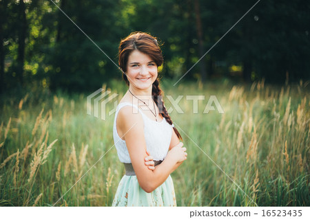 of young happy beauty red hair girl in nature 首页 照片 人物