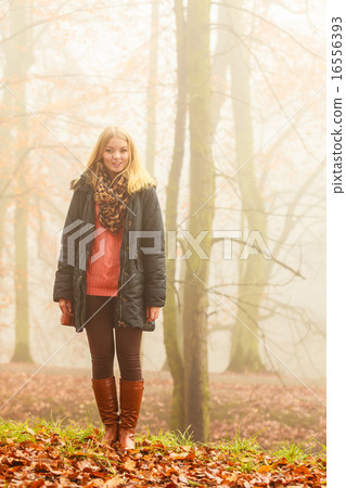 图库照片: woman walking in park in foggy day