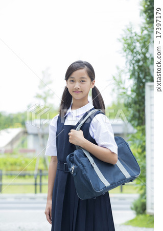 图库照片: 穿制服的初中女孩