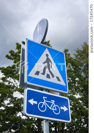 图库照片: pedestrian crossing sign