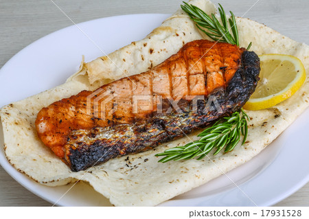 图库照片: grilled salmon