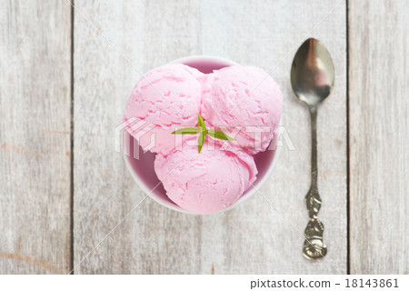 图库照片: top view strawberry ice cream