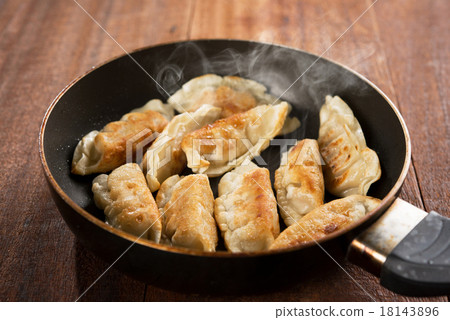 图库照片: fried dumpling in cooking pan