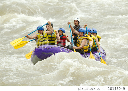 图库照片: whitewater river rafting