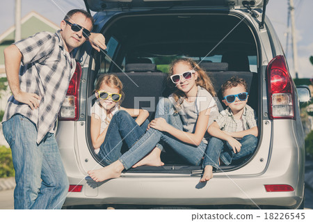 图库照片: happy family getting ready for road trip on a sunny