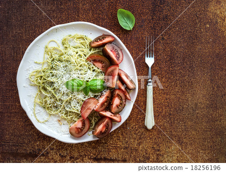 图库照片: pasta spaghetti with pesto sauce, basil and fresh