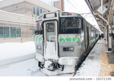 图库照片: commuter train park at platform in train station.