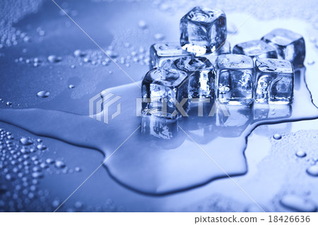 图库照片: shiny ice cubes, fresh blue theme