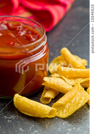 chipsandsalsa,salsaandtacos 图库照片: rolled nacho chips and salsa dip