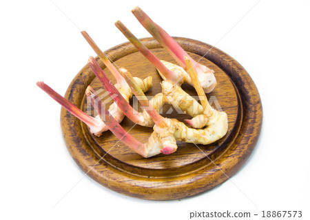 图库照片: asia galangal (ginger) on chopping block isolated 查看