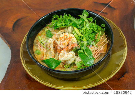 图库照片: tom yum goong - thai hot and spicy soup with giant