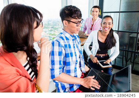 图库照片: college students in workgroup learning