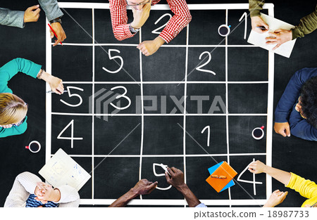 图库照片: sudoku puzzle solving problem solution leisure concept