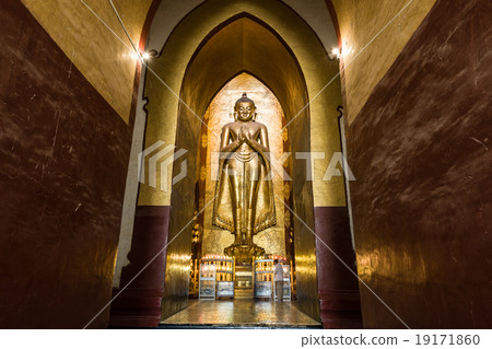 图库照片: big buddha statueinside temple in bagan myanmar 查看