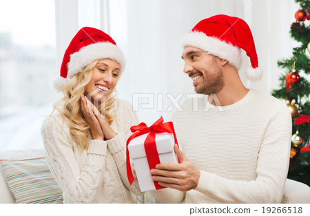 图库照片: happy couple at home with christmas gift box