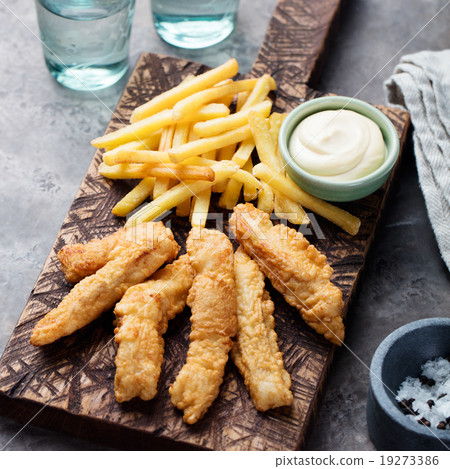 图库照片: crispy fish and chips, tartar sauce. british food