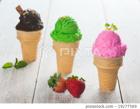 图库照片: ice cream cone variation