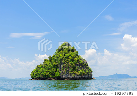 图库照片: small island on sea and white cloud on blue sky