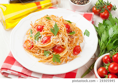 图库照片: spaghetti pasta with tomatoes and parsley