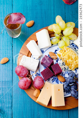 图库照片: cheese plate with fresh grape, honey, plum jelly