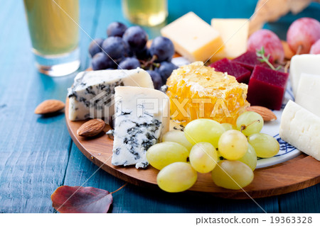 图库照片: cheese plate with fresh grape, honey, plum jelly