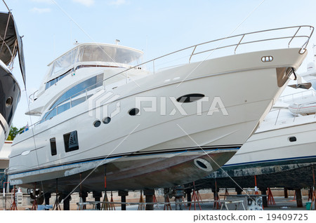 图库照片 luxury yacht at shipyard for maintenance in phuket