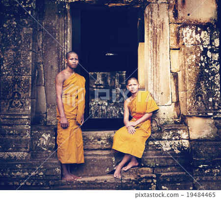 图库照片: serene monk angkor wat siam reap cambodia concept