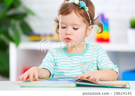 照片素材(图片): cute baby girl reading book at home
