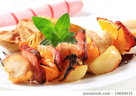 图库照片: chicken shish kebab