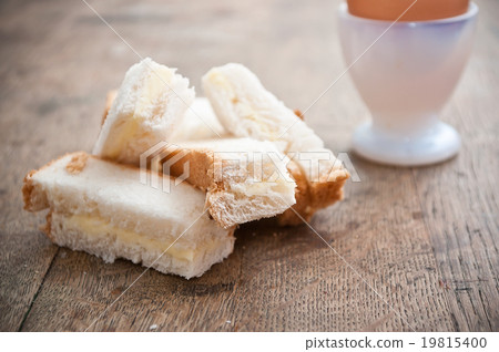 图库照片: soft boiled egg in egg cup and served with toast