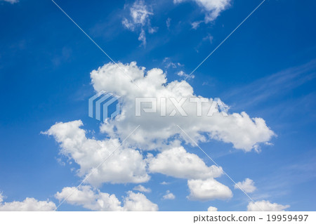 图库照片: beautiful light blue sky with puffy white clouds