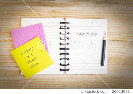 notebook 卡通,notebook卡通 图库照片: open notebook with word happy new year on color post