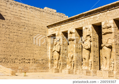 图库照片: ancient egyptian statues in temple of ramses iii