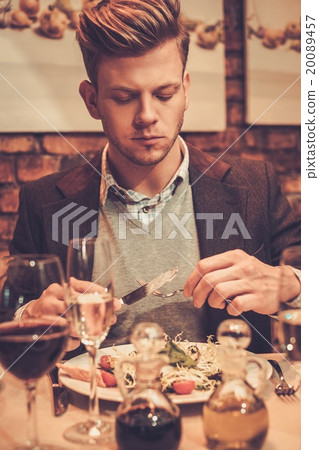 照片素材(图片): stylish wealthy man eating at restaurant.