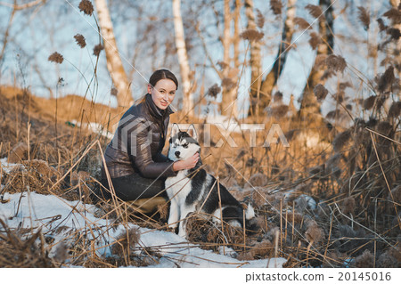 照片素材(图片): walk of the girl with a dog in the spring 2557.