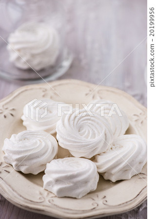 图库照片: white apple marshmallows, zephyr for valentine day