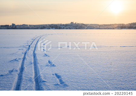 图库照片: ski tracks snow lake